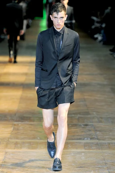Look 17